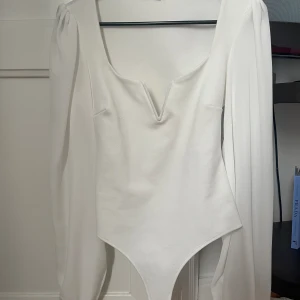 Vit body - Vit body, oanvänd. Jättefin på! 