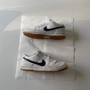 Nike dunk SB orange label - Säljer mina ”Nike dunk SB orange label, White black” eftersom jag inte använt dem på över 2 år. Helt okej skick, storlek: 45