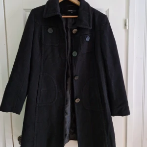 Rak svart kappa - En jättefin svart kappa (skulle säga att modellen är rakare i passformen). Väldigt classy och passar till mycket