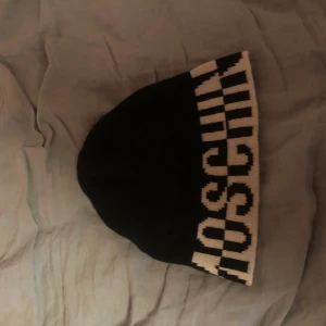 Moschino mössa - Moschino mössa i bra skick 