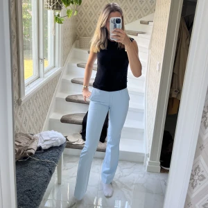 Ljusblåa kostymbyxor  - Jag säljer ett par ljusblåa kostymbyxor från design by si. Kostymbyxorna är helt oanvända och är i nyskick😍säljer pga att de tyvärr är för små för mig. Nypris: 550