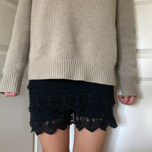 Kjol med inbyggda shorts - Supersöt spetskusk med inbyggda shorts inuti, lågmidjade o jättesköna faktiskt💜 Åker bort 11 Juni, kan skicka och mötas upp innan dess.