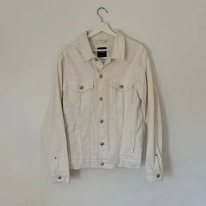 Zara jacka  - Säljer en svin snygg vit jacka i jeans matrial. Den är jätte skön och 10/10 skick då den knappt är använd. Tveka inte med att ställa minsta fråga. Orginal pris 699kr