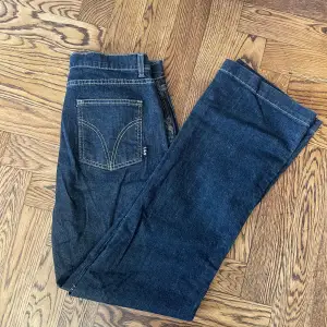 Mörkblå coola jeans från Lingon & Blåbär swedish design (L&B). Dom sitter midwaist på mig som är 175. Väldigt bekväma. Midjemått: 37cm mätt rakt över. Innerbenslängd: 76,5cm