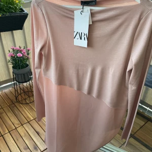 Ny Zara asymmetrisk blus - Ny långärmad asymmetrisk topp i storlek S •Mycket fin blus i storlek S •Butikpris runt 400 kr. Säljer för 85 kr 🚫Djurfritt och rökfritt hem 📍Kan mötes upp i Mölnlycke 📬Kan skickas mot fraktkostnad