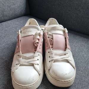 Valentino skor - Valentino skor i bra skick. Stl 35,5 Köpta i Valentinos butik, rena och snygga. Äkthetsbevis finns. 