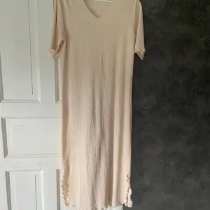 Ny crinklad klänning i beige färg strl 34/36