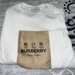 Burberry tröja som knappt är använd den är jättefin att ha på sig, nytvättad och helt ren, inget smuts. Hör av er!   Storlek: Small. Modell: Unisex
