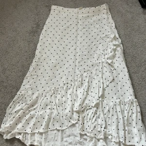 Prickig kjol - Prickig kjol, använd fåtal ggr