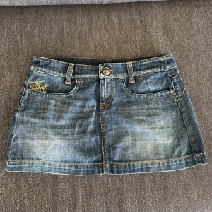 Kort vintage jeanskjol🤩 - Det står att kjolen är i storlek M men skulle säga att den passar XS-S**