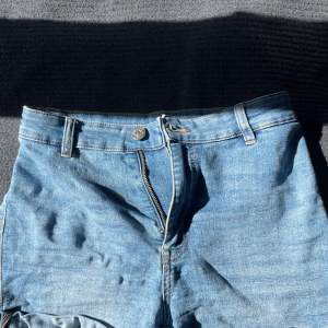Vanliga blåa jeansshorts som använts ganska mycket men har fortfarande gott skick! Köps via ”köp nu” men hör helst av dig innan🩵