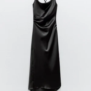 Svart siden klänning  - Svart siden klänning från zara🖤den är ner till fötterna på mig som är 160 + perfekt skick 