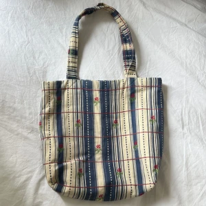 Söt tygväska  - Så söt tygväska med broderier💕 perfekt inför sommaren🌸 i fint skick🫶Mäter cm x cm 