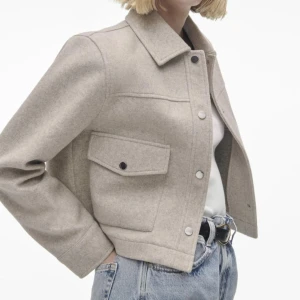 Beige kort kappa - Beige kort kappa från zara 💗 inga defekter helt nyskick 