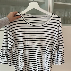 Tröja med volanh - Hör av er vid fler frågor!