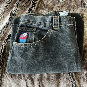 Big boys - Säljer ett par gamla big boys som jag tyvär kilppt kortare cirka 7cm. Dom är svarta och stonewashed i Storlek M. förutom att dom är klippta kortare är dom i fint skick. Pris 500kr