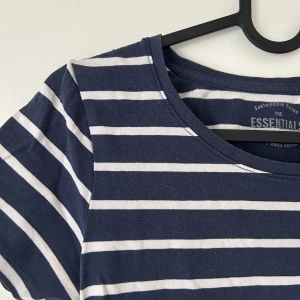 Randig T-shirt - Vit och marinblå-randig T-shirt. Använd men i fint skick!