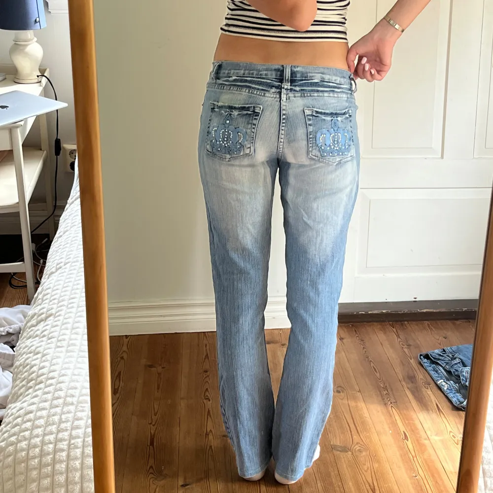 Lågmidjade vintage jeans.  Jag på bilden är 170cm.  Midjemåttet: 39cm (rätt över )  Inerbenslängd: 78cm Inga defekter 💕 använd dig utav köp nu🫶. Jeans & Byxor.