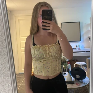 Linne - Ett gult linne i siden med rosa blommor på super fint och skönt älskar detta men har blivit för liten för mig i bysten