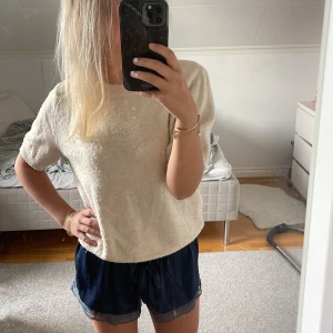 Beige stickad t-shirt - Säljer denna beiga stickade t-shirten! Använder inte längre men superfin!