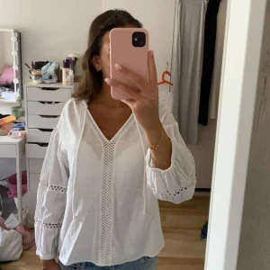 Vit blus  - Fint skick💓 supersöt blus perfekt till sommaren. I storlek XS men passar S-XS