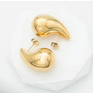 Dropp guld örhängen - Säljer mina guld planterade dropp örhängen som är jätte populära . Så så fräscha och alddig använda🫶🏼