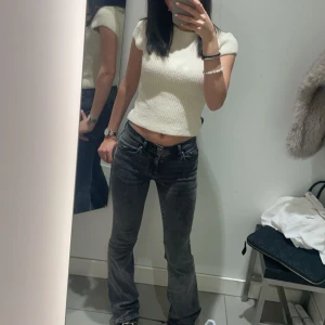 Low waist Bootcut jeans - Säljer nu dessa gråa snygga low waist jeansen från Gina🩷