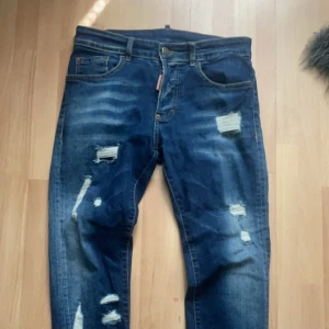 Dsquared 2 jeans  - Säljer dessa tvär feta dsquared jeans 9/10 skick köpta på Gamlestads outlet Göteborg för ca 2 månader sedan självklart äkta men har inte kvar kvitto därför priset. Tveka inte på att höra av er vid frågor.  (storlek 44 motsvarar 31-31 på vanliga jeans