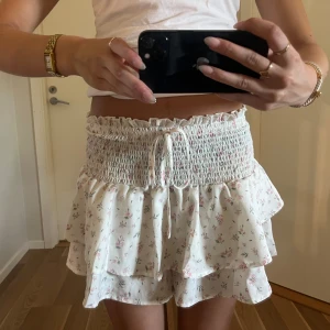 Kjol - Super fin Blom mönstrad kjol, använd 1 gång, inga defekter! 💕💕