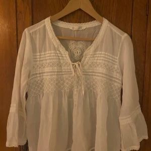 Super fin blus!  - Super fin blus från oddmolly i nyskick! Super fin, dock lite för genomskinlig för min smak därför säljer jag! Den har även några smink fläckar på insidan av tröjan som inte synts utåt, hör av er för bilder! Frakt tillkommer ej!❤️Nypris: 1100 