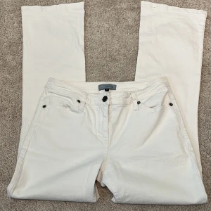Vita lågmidjade bootcut/flare jeans - Vita lågmidjade Red Herring jeans i nyskick med mycket bra kvalitet. Bootcut/flare modell som passar dig som är ca 167 cm och kortare💗  Det står size 8 men jag skulle uppskatta dessa till ungefär 26 x 32 eller storlek 34-36
