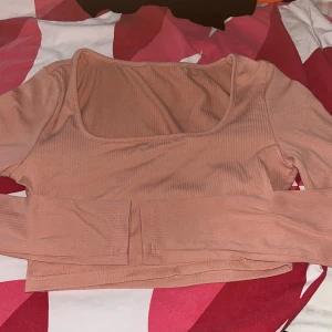 Tre nya tröjor - Helt nya och oanvända tröjor m prislappen på den ena kvar. Är i storlek S men passar xs. 1 för 50kr. Alla för 100kr. Köparen står för frakten ❤️