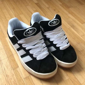 Adidas campus 00s  - Jätte fina och kommer med extra skosnöre, inte riktiga, säljs pga att jag köpte fel storlek, endast testade, skriv t mig innan du köper!