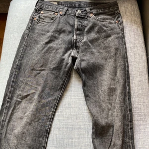 Levis 501  - Säljer ett par 501 bra skick w29 l32