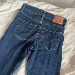 Levis jeans mycket bra skick, knappt använda. Storleken motsvarar XS. 