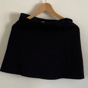 Svart mini kjol - Så fin