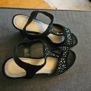 Högklackade skor - Svarta högklackade skor med pärlor på.