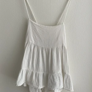 vitt linne - vitt linne med öppen rygg! perfekt till sommaren💕