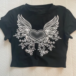 Croppad tröja - Snygg och skön croppad tröja med motiv! Använd 1-3 gånger, bra skick💕 Det står ingen storlek, men den passar bra på mig som använder XS/S.