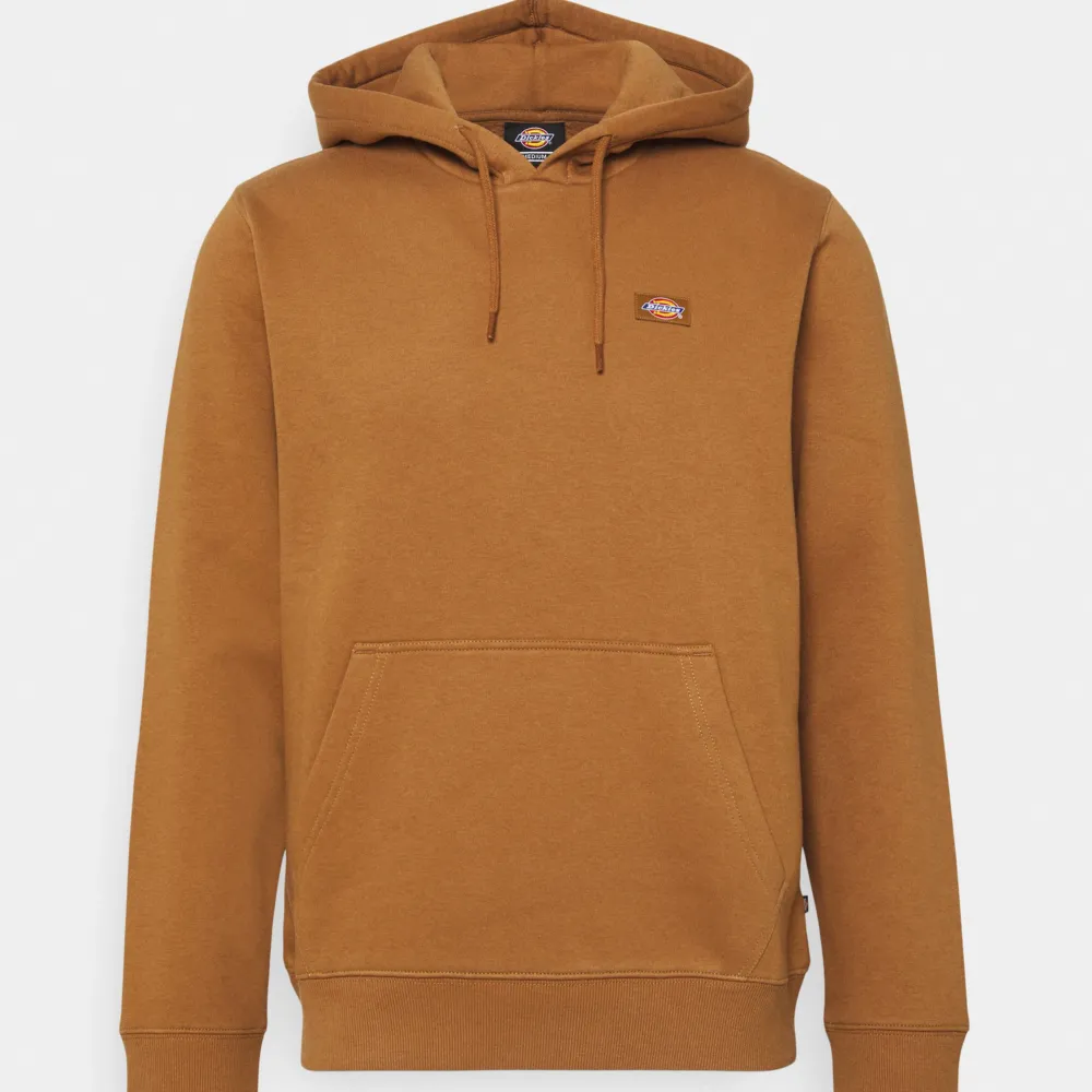 Fint skick, använd få gånger och har nu vuxit ur den. Har även en likadan i samma skick i orange färg. Exakt likadan hoodie. 300kr/st (köpte de för 730kr/st ny). Hoodies.