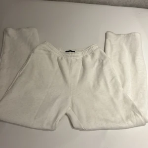 Super bekväma Brandy Melville mjukisbyxor - Super mjuka, vita brandy Melville mjukisbyxor, använda runt 3 gånger, i gott skick