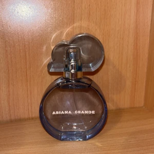 Ariana Grande Cloud perfym 50ml - Helt full 50ml. Säljer eftersom att jag redan har en men den är inte min smak längre. Fick den som present. Kommer inte med låda och andra tillbehör. 