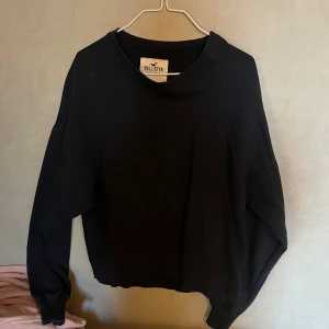 Mörkblå hollister sweatshirt - Super skön mörkblå sweatshirt i strl S ifrån hollister. Säljer då den knappt används