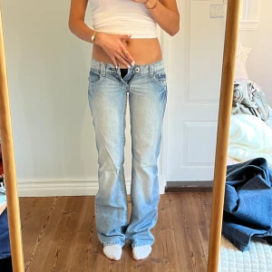 Lågmidjade jeans  - Lågmidjade vintage jeans.  Jag på bilden är 170cm.  Midjemåttet: 36cm (rätt över )  Inerbenslängd: 88cm Inga defekter 💕 använd dig utav köp nu🫶 