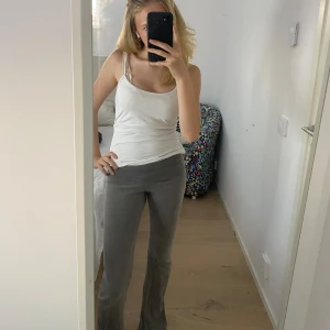 Yoga pants  - Jag säljer mina yoga pants som ej kommer till användning, dom han ett hål längst ner på byxorna men inget som syns.  Säljer därför för lägre pris,  skriv om ni har frågor eller om fler bilder!!  ❌köparen står för frakten ❌