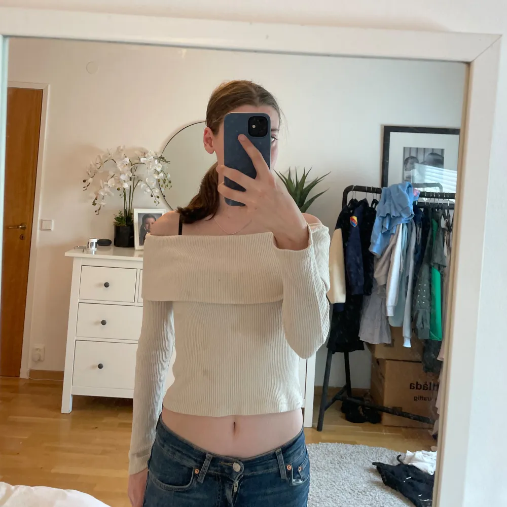 Superfin off shoulder tröja från Gina tricot! Använd cirka 5 ggr! Ser lite smutsig ut men tvättas innan den postas!. Tröjor & Koftor.