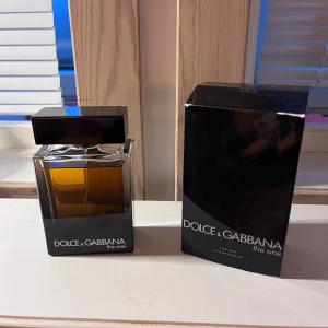 Dolce & Gabbana the one edp  - Härlig doft som tyvärr blivit använd extremt lite. 