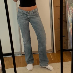 Levis lågmidjade jeans - Så fin färg, modellen är 570 straight! Midjemått rakt över :37cm Innerbenslängd: 75cm Jag är 165 och brukar ha storlek xs i jeans som referens💗 Tryck gärna på köp nu🤗