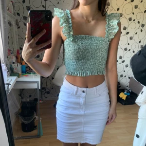 Volangtopp - En blommig topp med volanger. Toppen är endast testad. Passar mig som är storlek xs. Pris går att diskuteras!