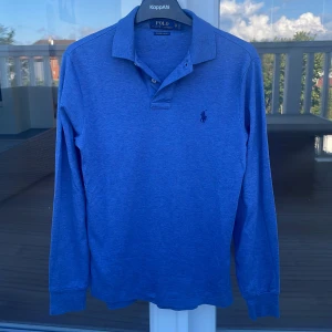 Ralph lauren piké långärmad - En elegant långärmad Ralph Lauren-piké i mint condition (10/10). Endast provad, men tyvärr för liten. Perfekt för dig som är mellan 163-168 cm. Den är både snygg och bekväm, och ett måste i garderoben! Missa inte chansen – skicka i DM för mer info!